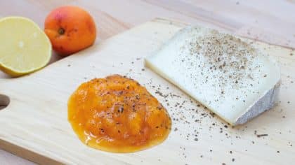 Marillenröster mit Chilli und Käse auf einem Schneidbrett